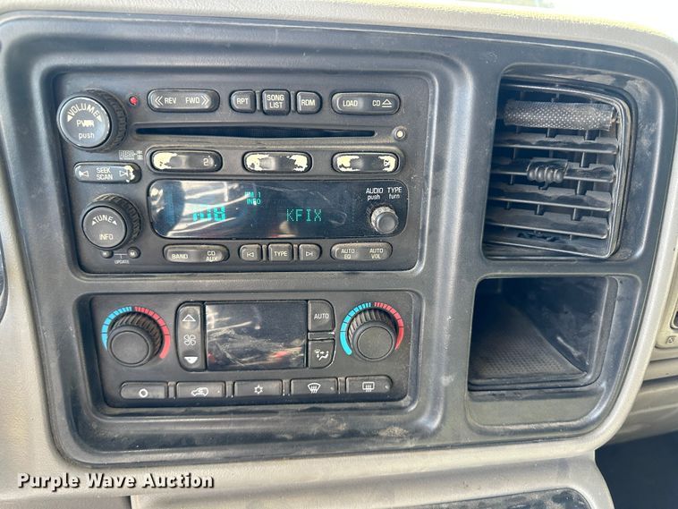 image for item LT9109 2005 GMC Sierra 1500  Crew Cab pickup truck