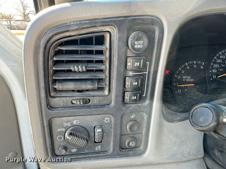 image for item LT9109 2005 GMC Sierra 1500  Crew Cab pickup truck