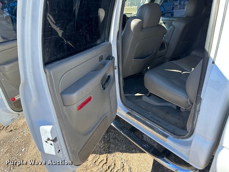 image for item LT9109 2005 GMC Sierra 1500  Crew Cab pickup truck