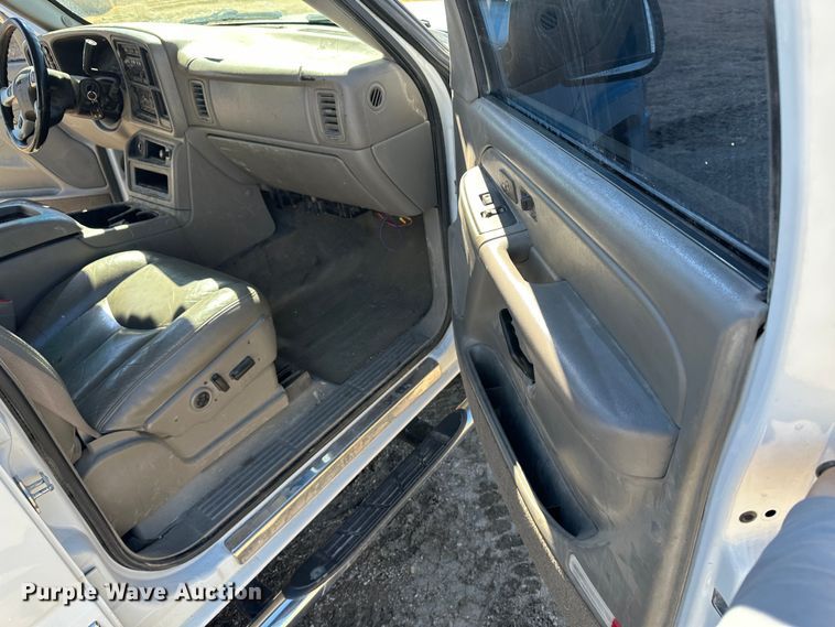 image for item LT9109 2005 GMC Sierra 1500  Crew Cab pickup truck