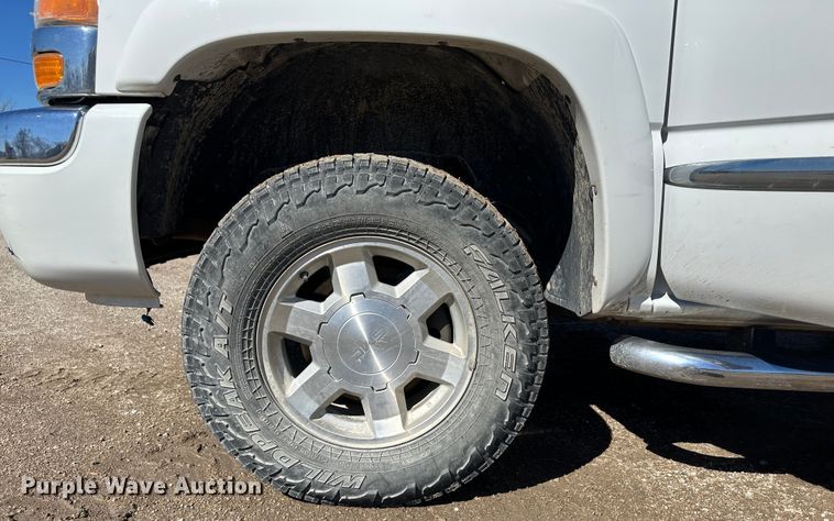 image for item LT9109 2005 GMC Sierra 1500  Crew Cab pickup truck