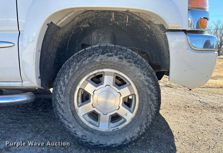 image for item LT9109 2005 GMC Sierra 1500  Crew Cab pickup truck