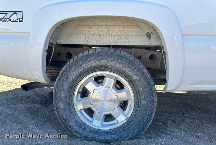 image for item LT9109 2005 GMC Sierra 1500  Crew Cab pickup truck