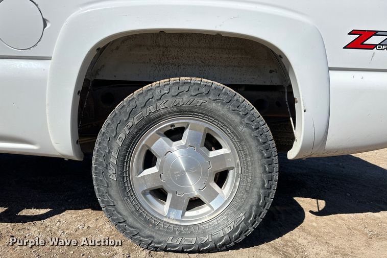 image for item LT9109 2005 GMC Sierra 1500  Crew Cab pickup truck