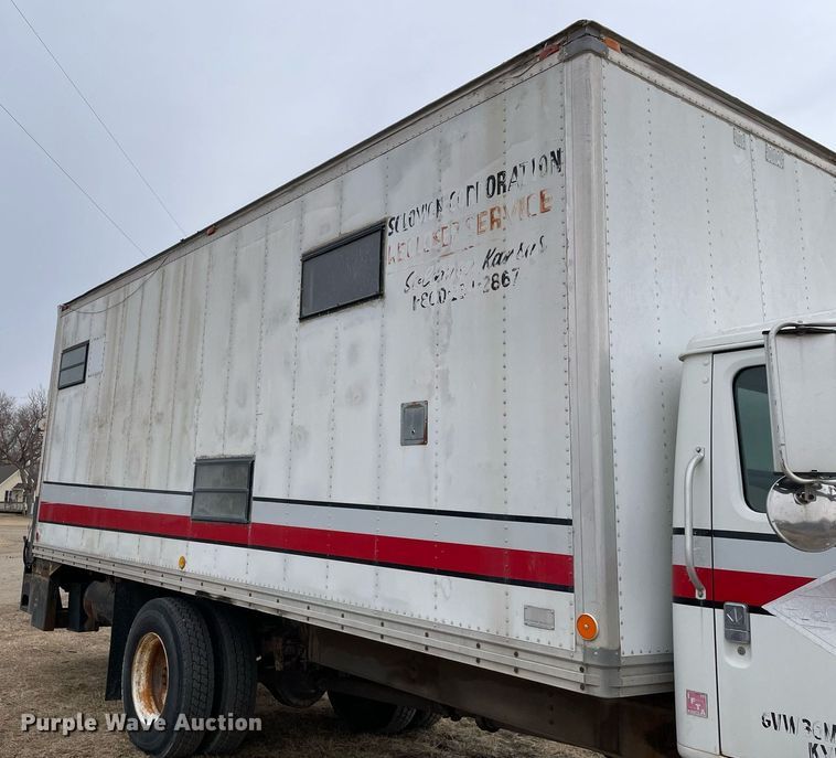 image for item MB9005 1993 International 4700  box truck