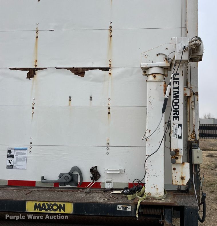 image for item MB9005 1993 International 4700  box truck