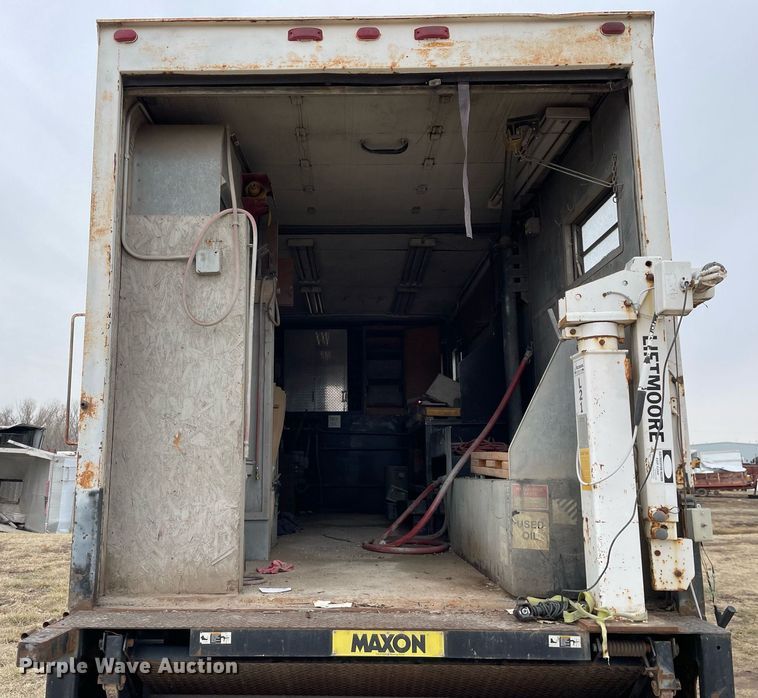 image for item MB9005 1993 International 4700  box truck