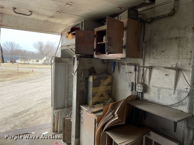 image for item MB9005 1993 International 4700  box truck