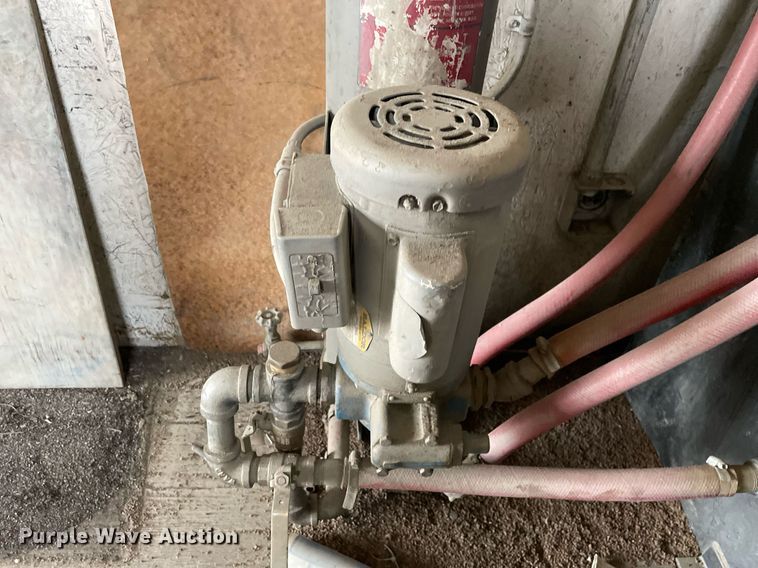 image for item MB9005 1993 International 4700  box truck