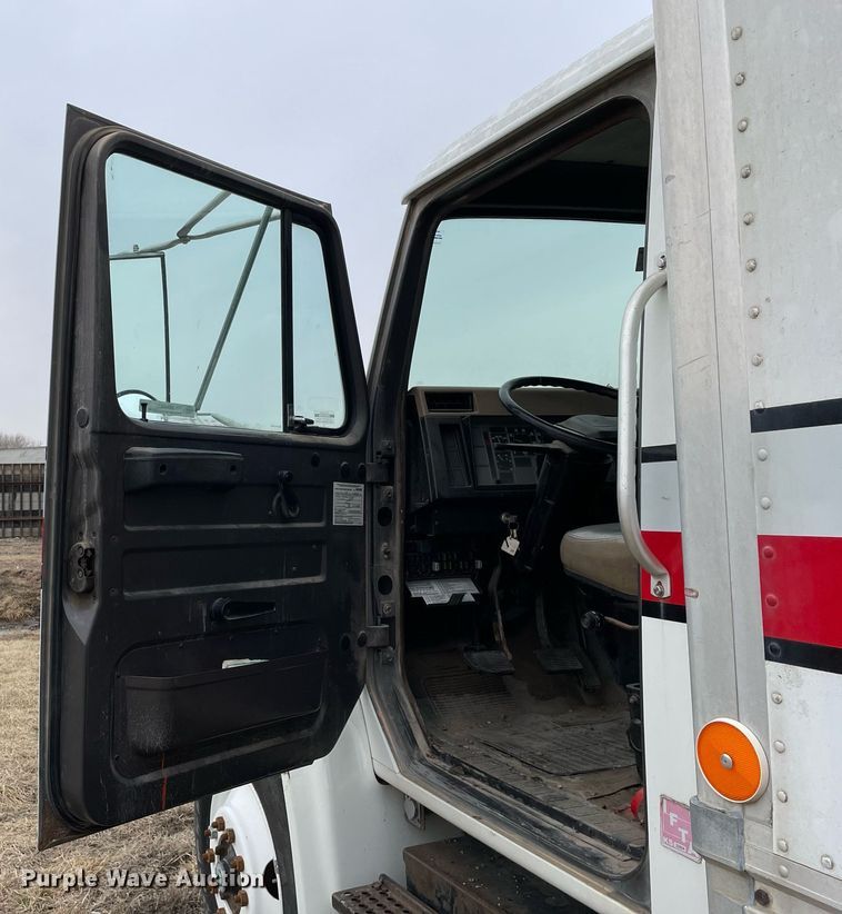 image for item MB9005 1993 International 4700  box truck