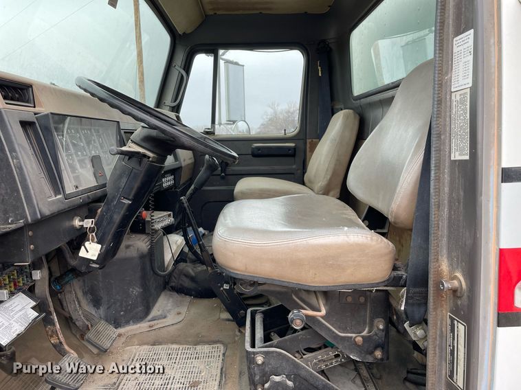 image for item MB9005 1993 International 4700  box truck