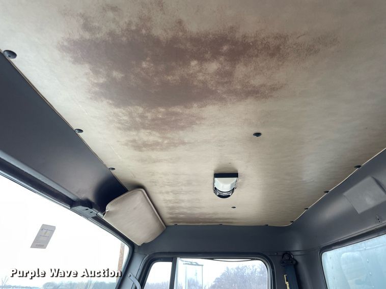 image for item MB9005 1993 International 4700  box truck