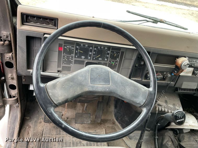 image for item MB9005 1993 International 4700  box truck