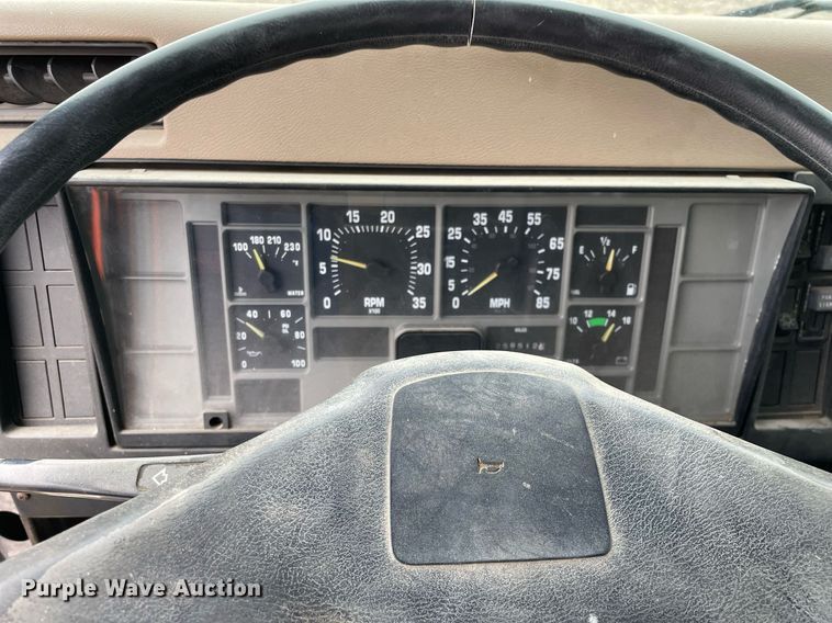 image for item MB9005 1993 International 4700  box truck