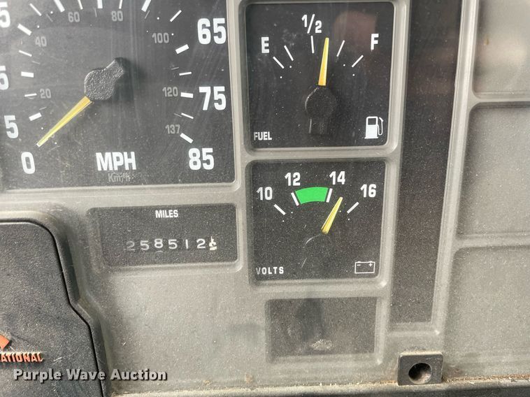 image for item MB9005 1993 International 4700  box truck