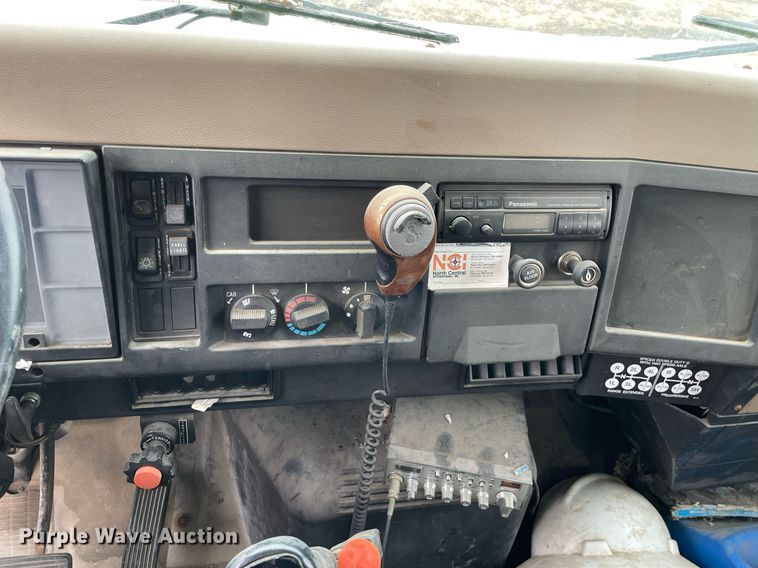 image for item MB9005 1993 International 4700  box truck