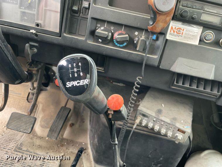 image for item MB9005 1993 International 4700  box truck