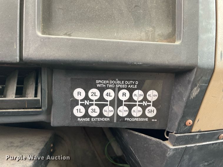 image for item MB9005 1993 International 4700  box truck