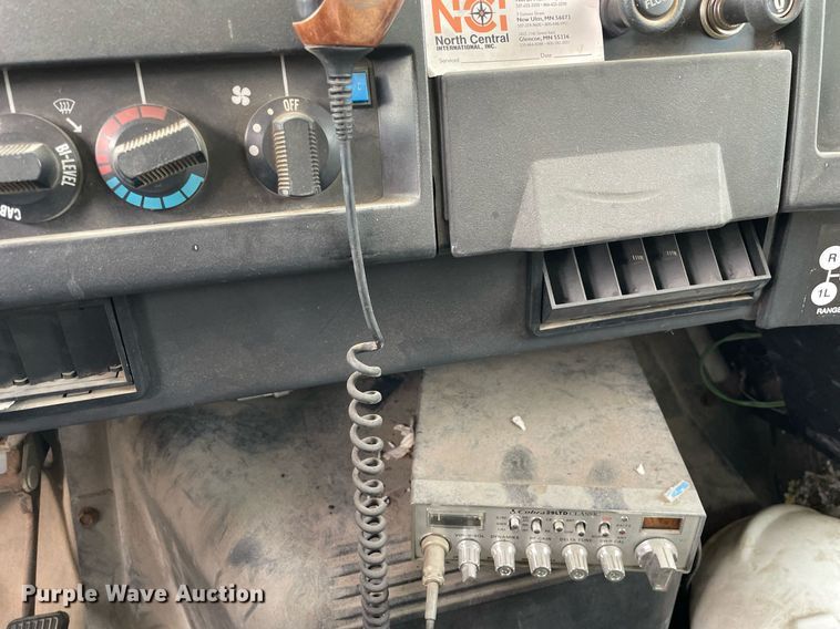 image for item MB9005 1993 International 4700  box truck