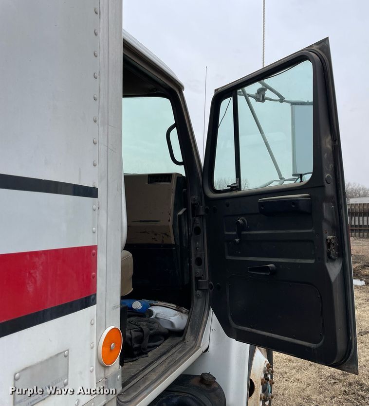 image for item MB9005 1993 International 4700  box truck