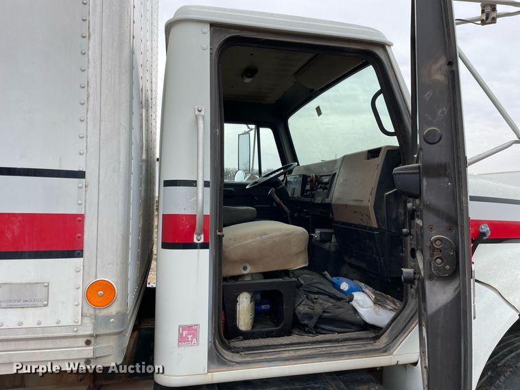 image for item MB9005 1993 International 4700  box truck