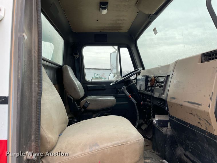 image for item MB9005 1993 International 4700  box truck