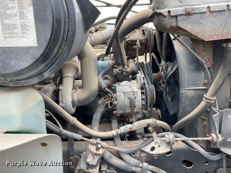 image for item MB9005 1993 International 4700  box truck