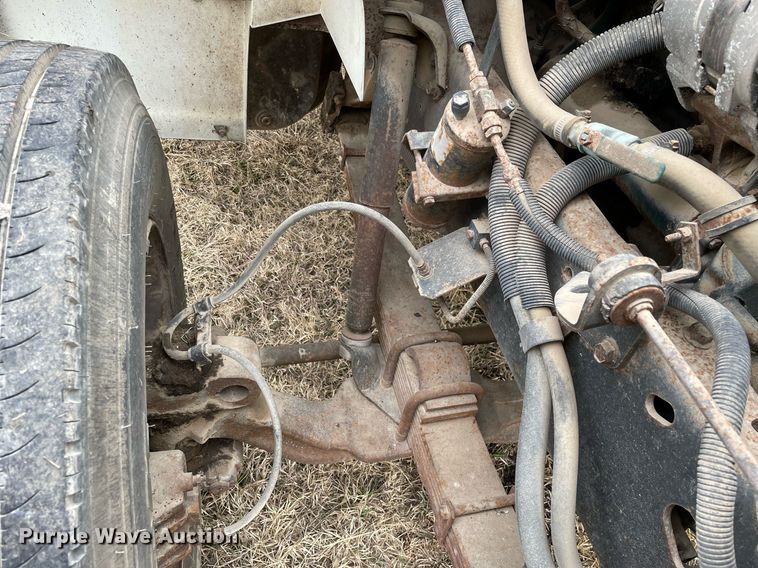 image for item MB9005 1993 International 4700  box truck