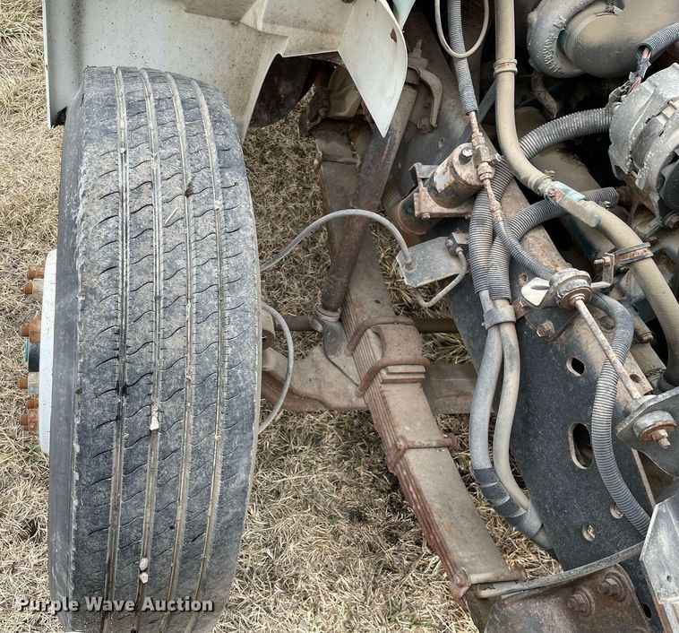 image for item MB9005 1993 International 4700  box truck