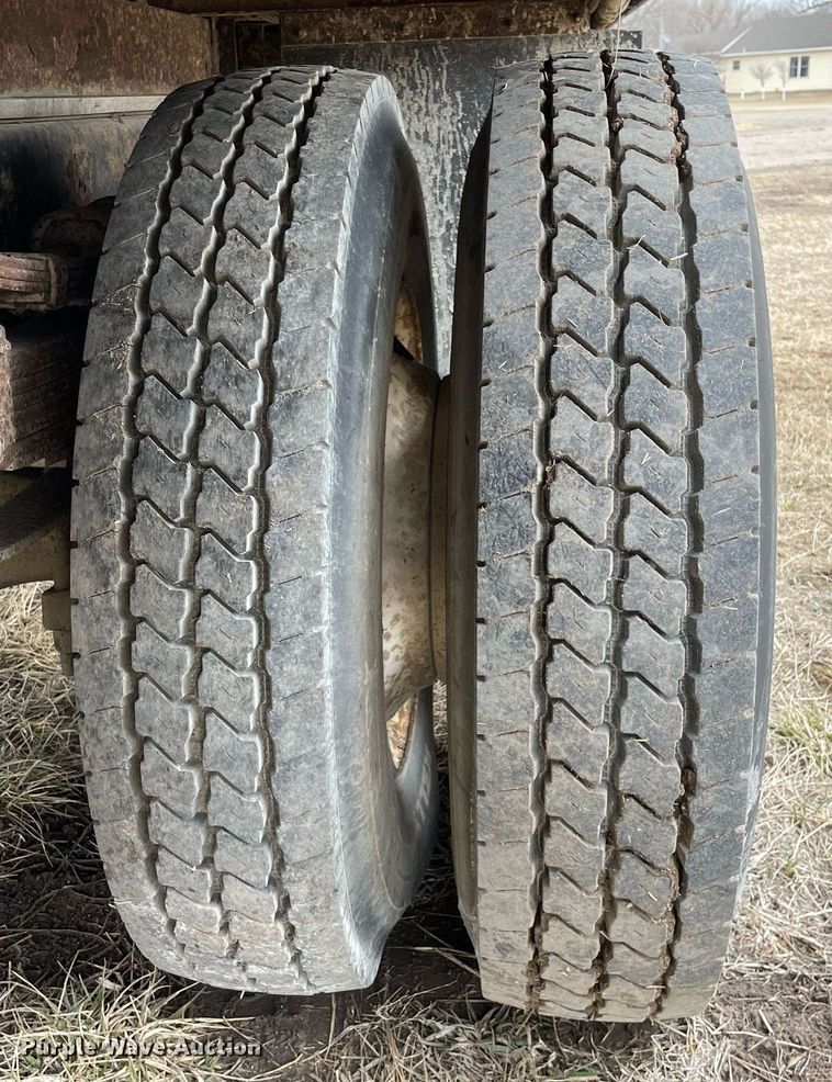 image for item MB9005 1993 International 4700  box truck