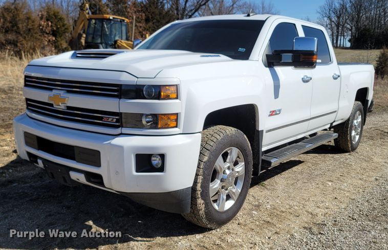 image for item MB9812 2017 Chevrolet Silverado 2500HD  Crew Cab pickup truck