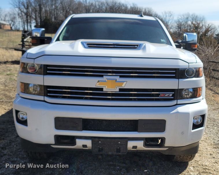 image for item MB9812 2017 Chevrolet Silverado 2500HD  Crew Cab pickup truck