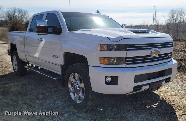 image for item MB9812 2017 Chevrolet Silverado 2500HD  Crew Cab pickup truck