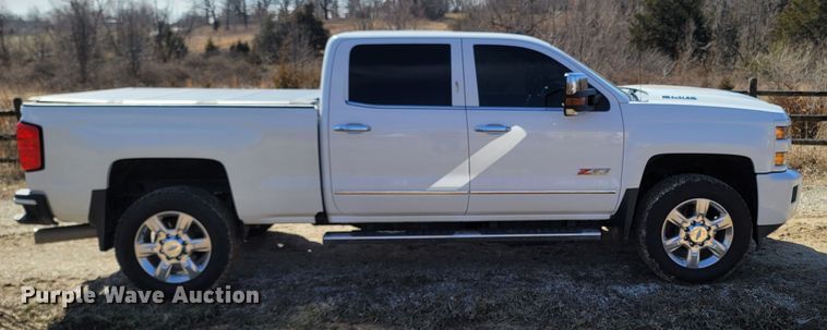 image for item MB9812 2017 Chevrolet Silverado 2500HD  Crew Cab pickup truck