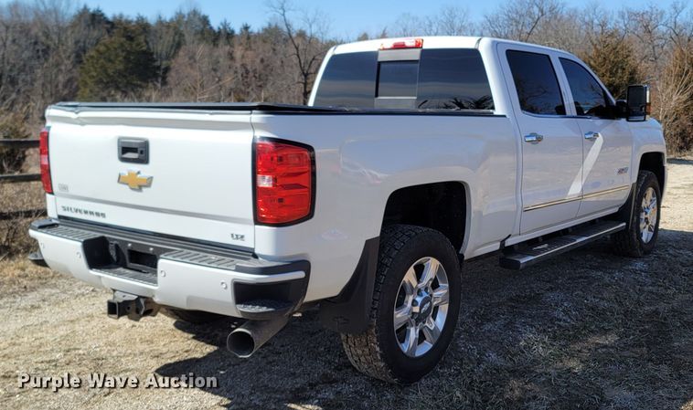 image for item MB9812 2017 Chevrolet Silverado 2500HD  Crew Cab pickup truck