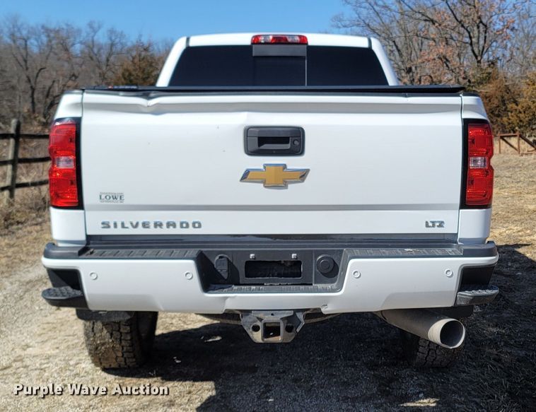 image for item MB9812 2017 Chevrolet Silverado 2500HD  Crew Cab pickup truck