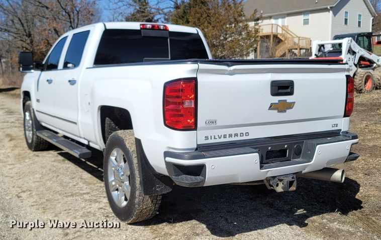 image for item MB9812 2017 Chevrolet Silverado 2500HD  Crew Cab pickup truck