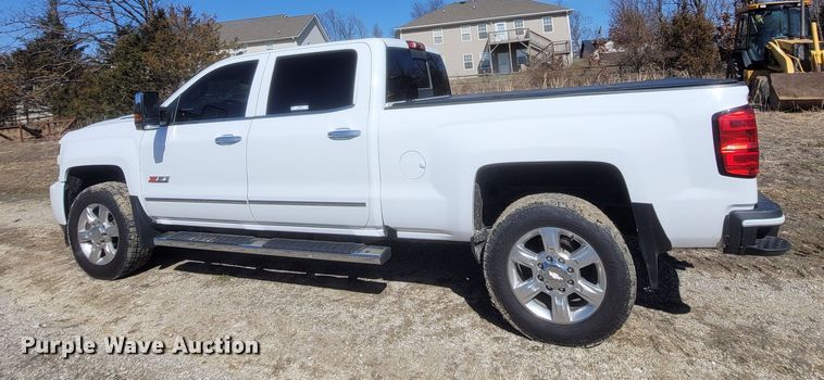 image for item MB9812 2017 Chevrolet Silverado 2500HD  Crew Cab pickup truck