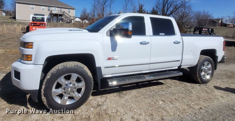 image for item MB9812 2017 Chevrolet Silverado 2500HD  Crew Cab pickup truck