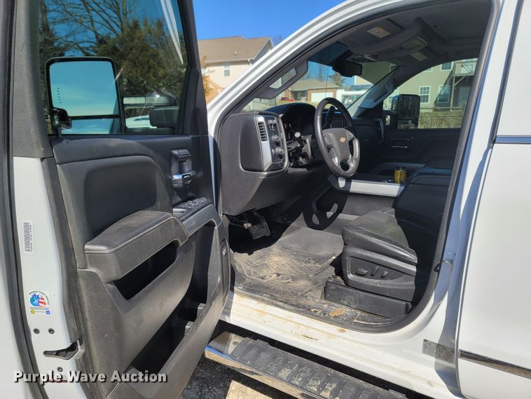 image for item MB9812 2017 Chevrolet Silverado 2500HD  Crew Cab pickup truck