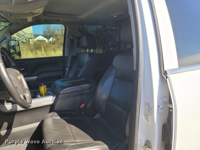 image for item MB9812 2017 Chevrolet Silverado 2500HD  Crew Cab pickup truck