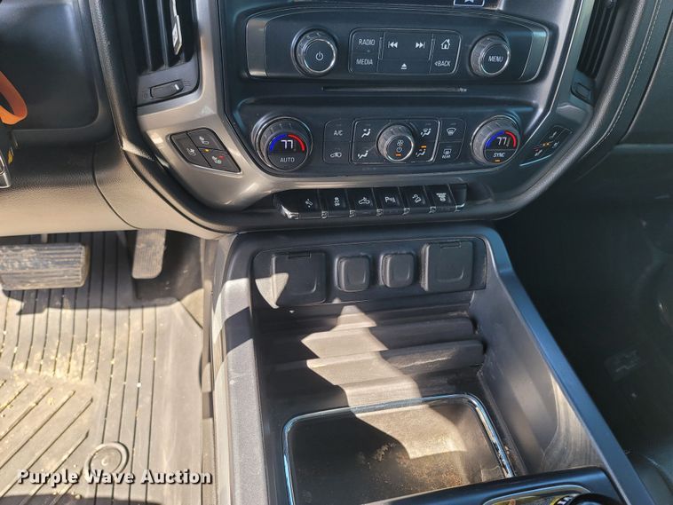 image for item MB9812 2017 Chevrolet Silverado 2500HD  Crew Cab pickup truck