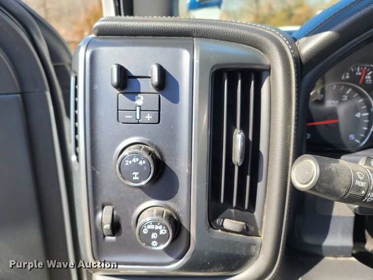 image for item MB9812 2017 Chevrolet Silverado 2500HD  Crew Cab pickup truck