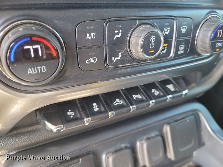 image for item MB9812 2017 Chevrolet Silverado 2500HD  Crew Cab pickup truck