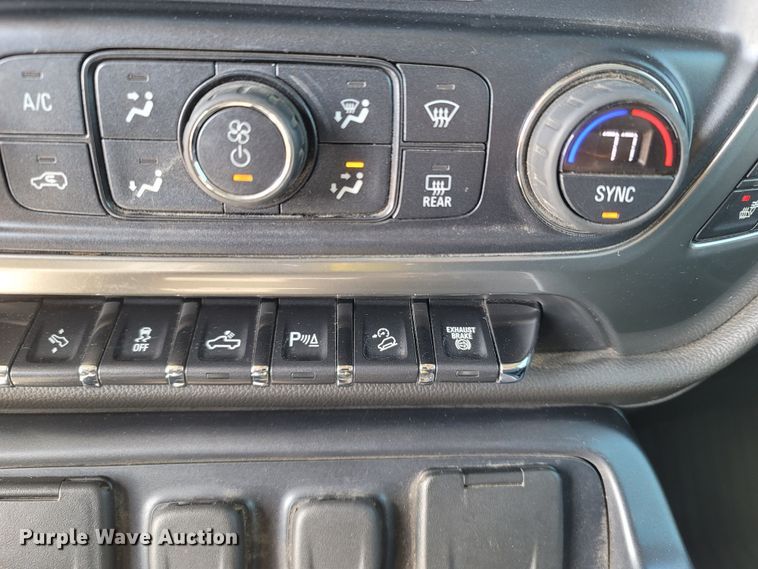 image for item MB9812 2017 Chevrolet Silverado 2500HD  Crew Cab pickup truck