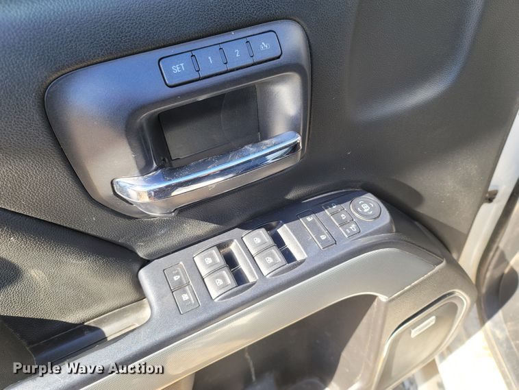 image for item MB9812 2017 Chevrolet Silverado 2500HD  Crew Cab pickup truck