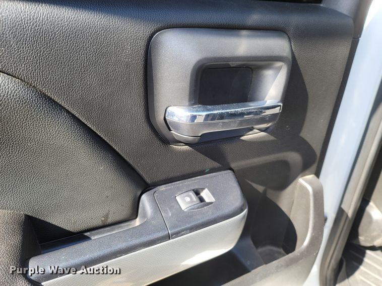 image for item MB9812 2017 Chevrolet Silverado 2500HD  Crew Cab pickup truck