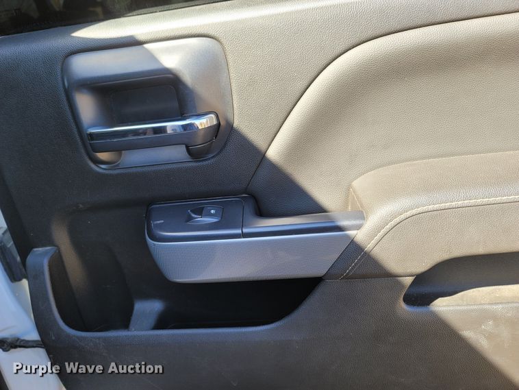 image for item MB9812 2017 Chevrolet Silverado 2500HD  Crew Cab pickup truck