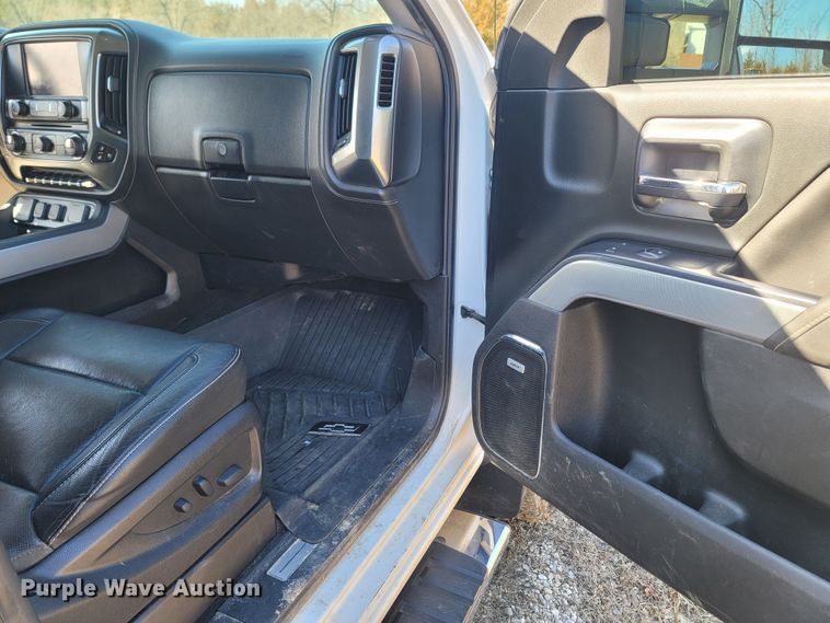 image for item MB9812 2017 Chevrolet Silverado 2500HD  Crew Cab pickup truck