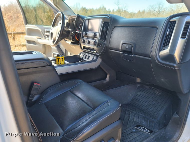 image for item MB9812 2017 Chevrolet Silverado 2500HD  Crew Cab pickup truck